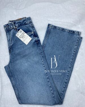 Jean droit bleu délavé