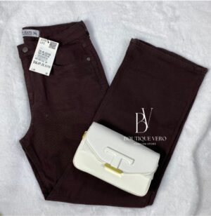 Pantalon large en denim marron foncé.