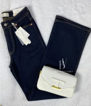 Jean à coupe droite en denim foncé.